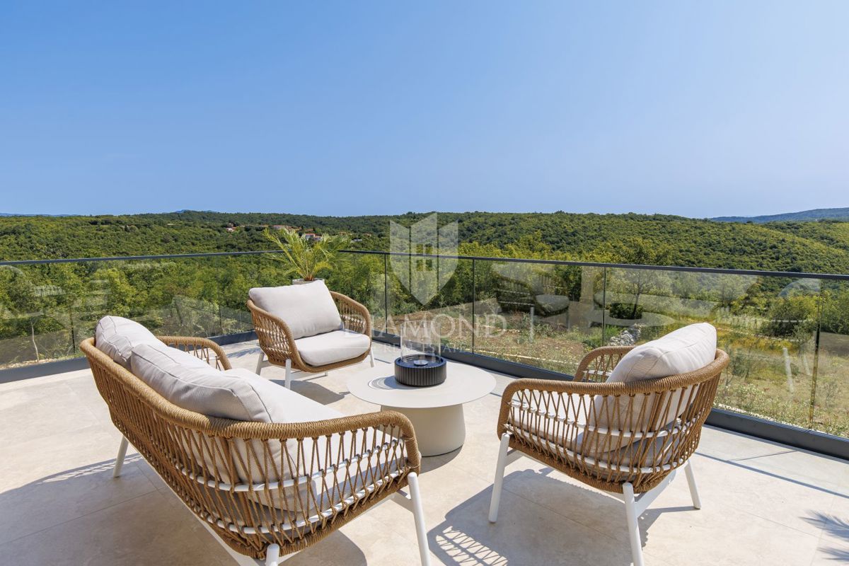 ČUDOVITA MODERNA HIŠA S PANORAMSKIM RAZGLEDOM