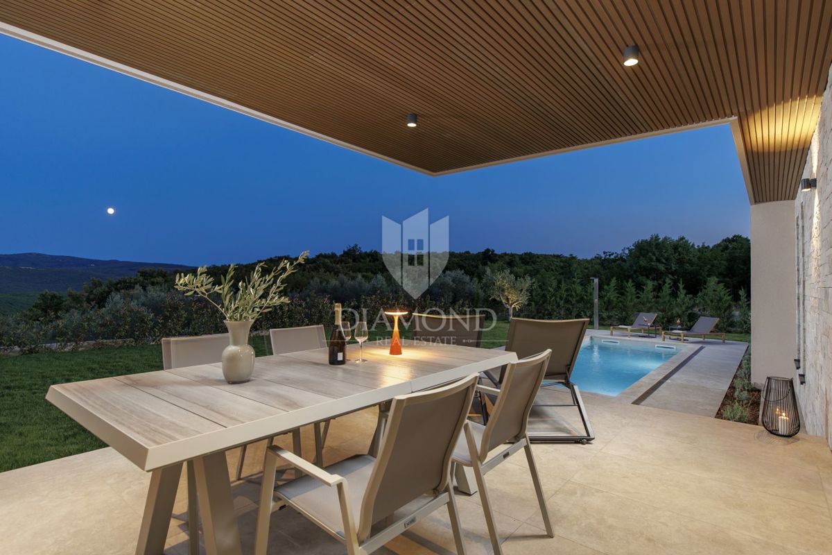 ČUDOVITA MODERNA HIŠA S PANORAMSKIM RAZGLEDOM