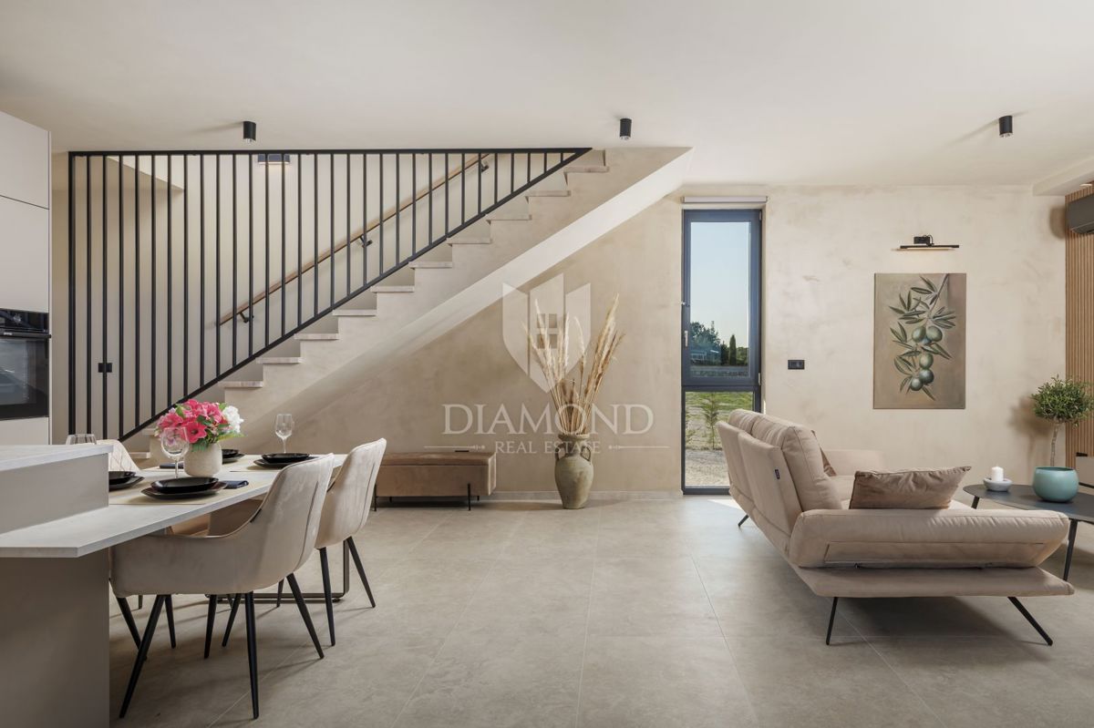 ČUDOVITA MODERNA HIŠA S PANORAMSKIM RAZGLEDOM