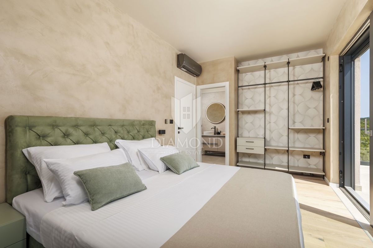 ČUDOVITA MODERNA HIŠA S PANORAMSKIM RAZGLEDOM