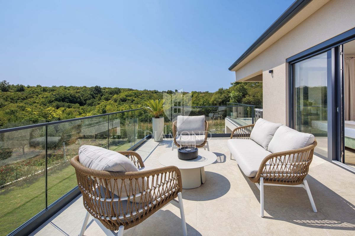 ČUDOVITA MODERNA HIŠA S PANORAMSKIM RAZGLEDOM