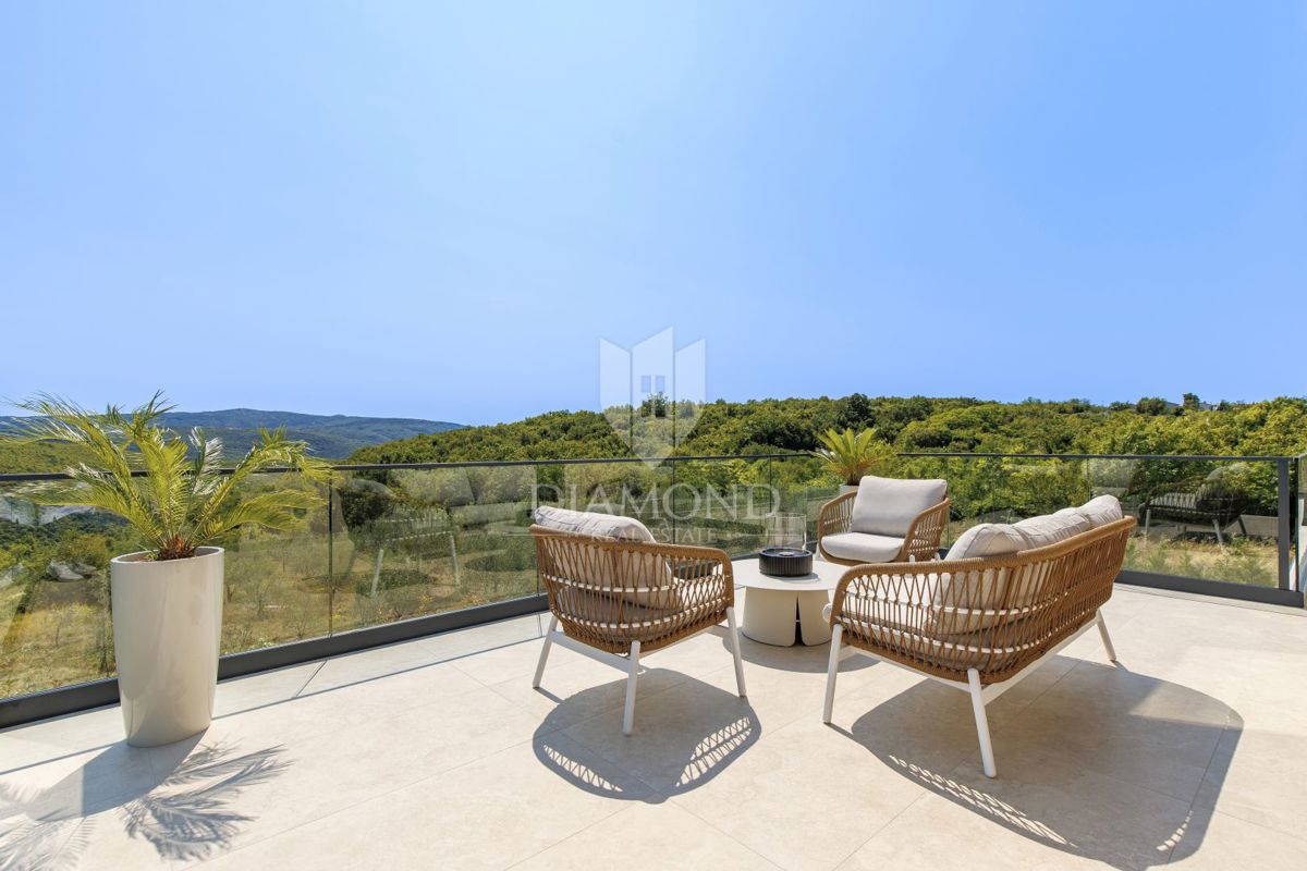 ČUDOVITA MODERNA HIŠA S PANORAMSKIM RAZGLEDOM