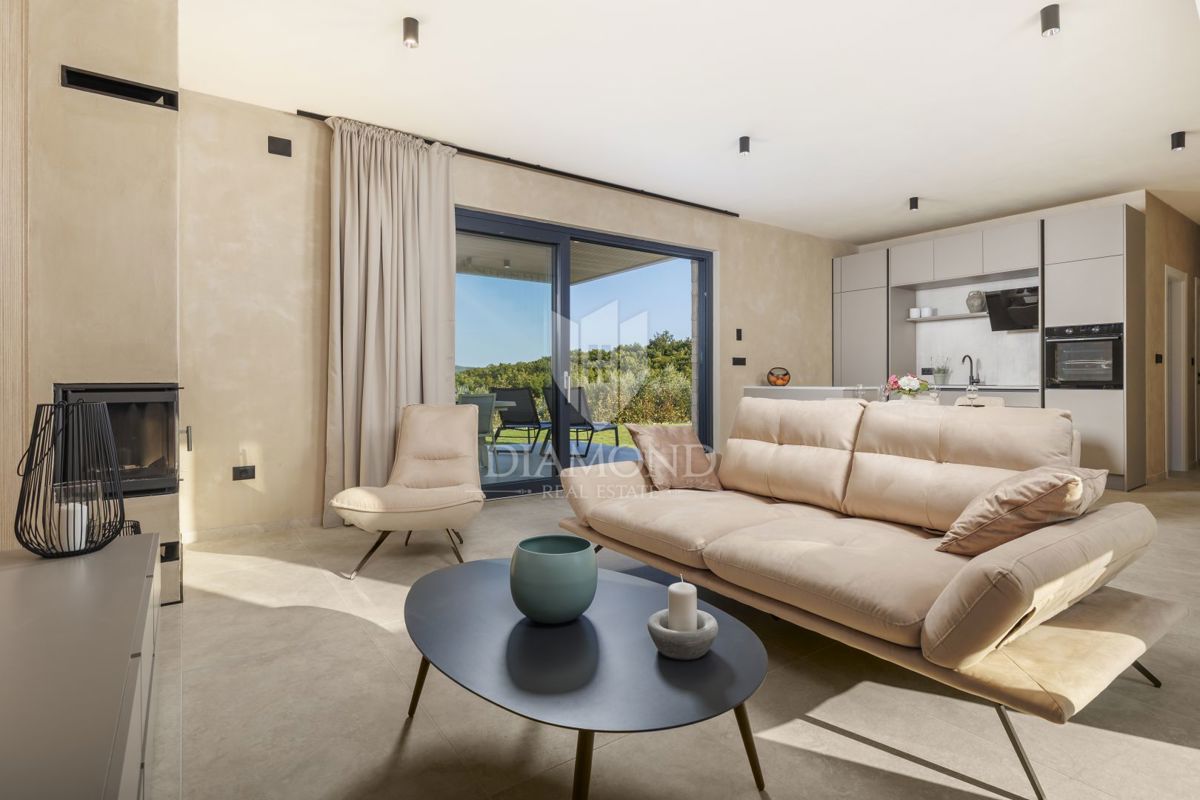 ČUDOVITA MODERNA HIŠA S PANORAMSKIM RAZGLEDOM