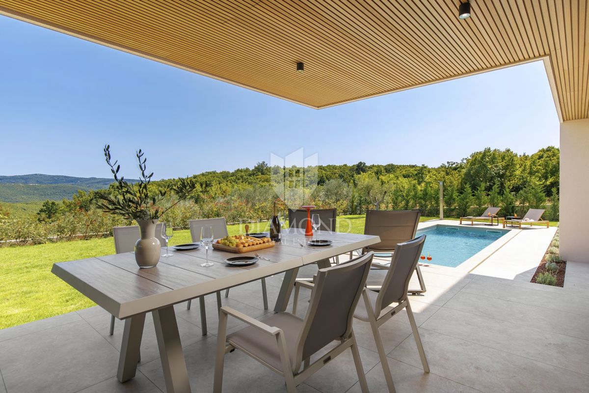 ČUDOVITA MODERNA HIŠA S PANORAMSKIM RAZGLEDOM