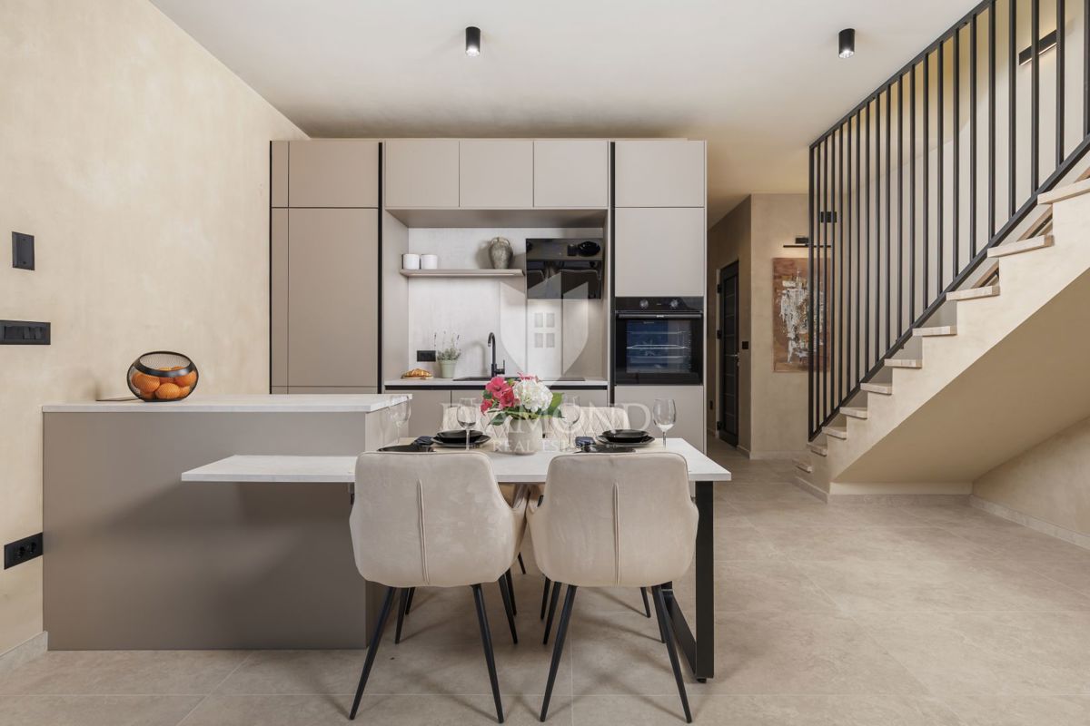 ČUDOVITA MODERNA HIŠA S PANORAMSKIM RAZGLEDOM