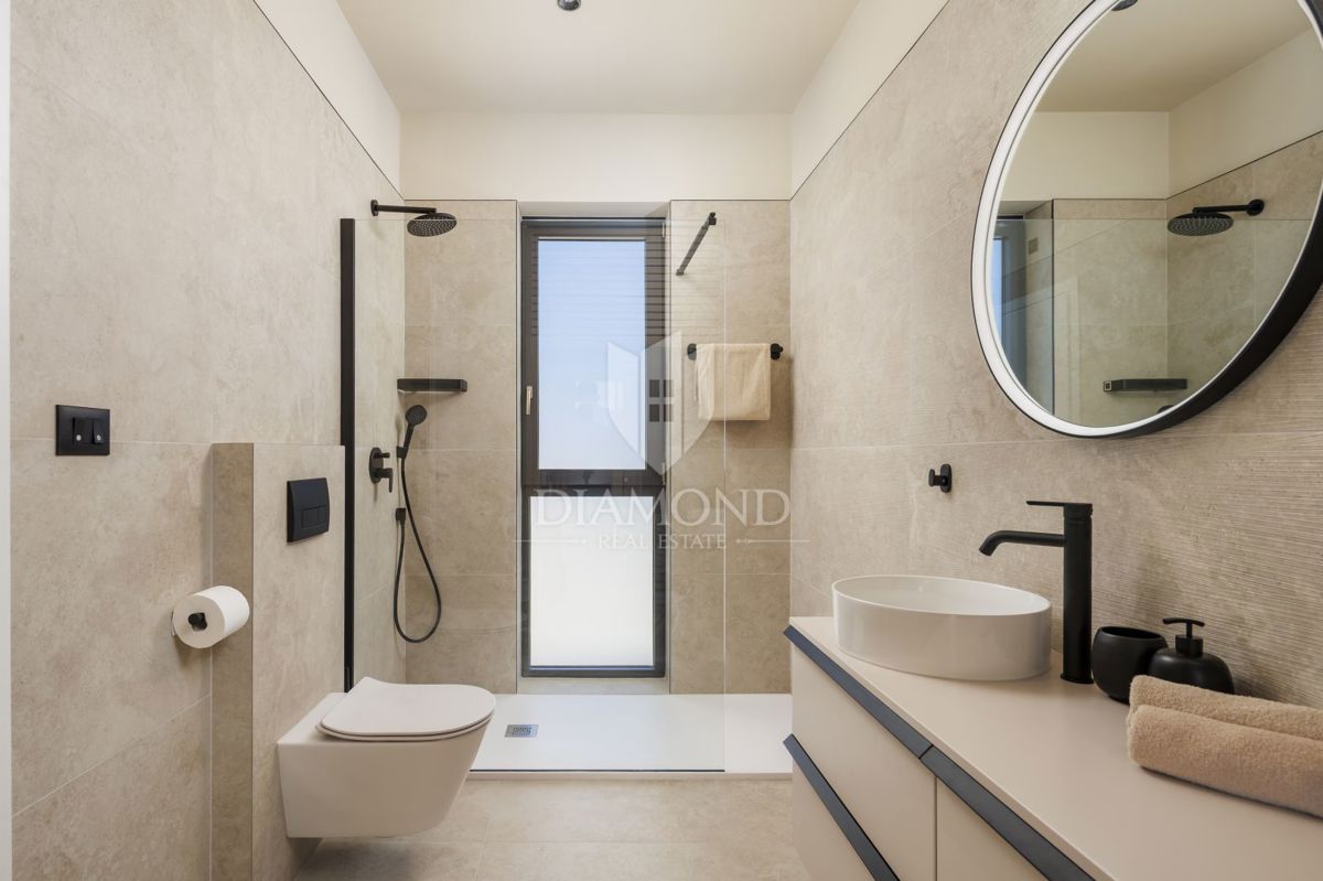 ČUDOVITA MODERNA HIŠA S PANORAMSKIM RAZGLEDOM