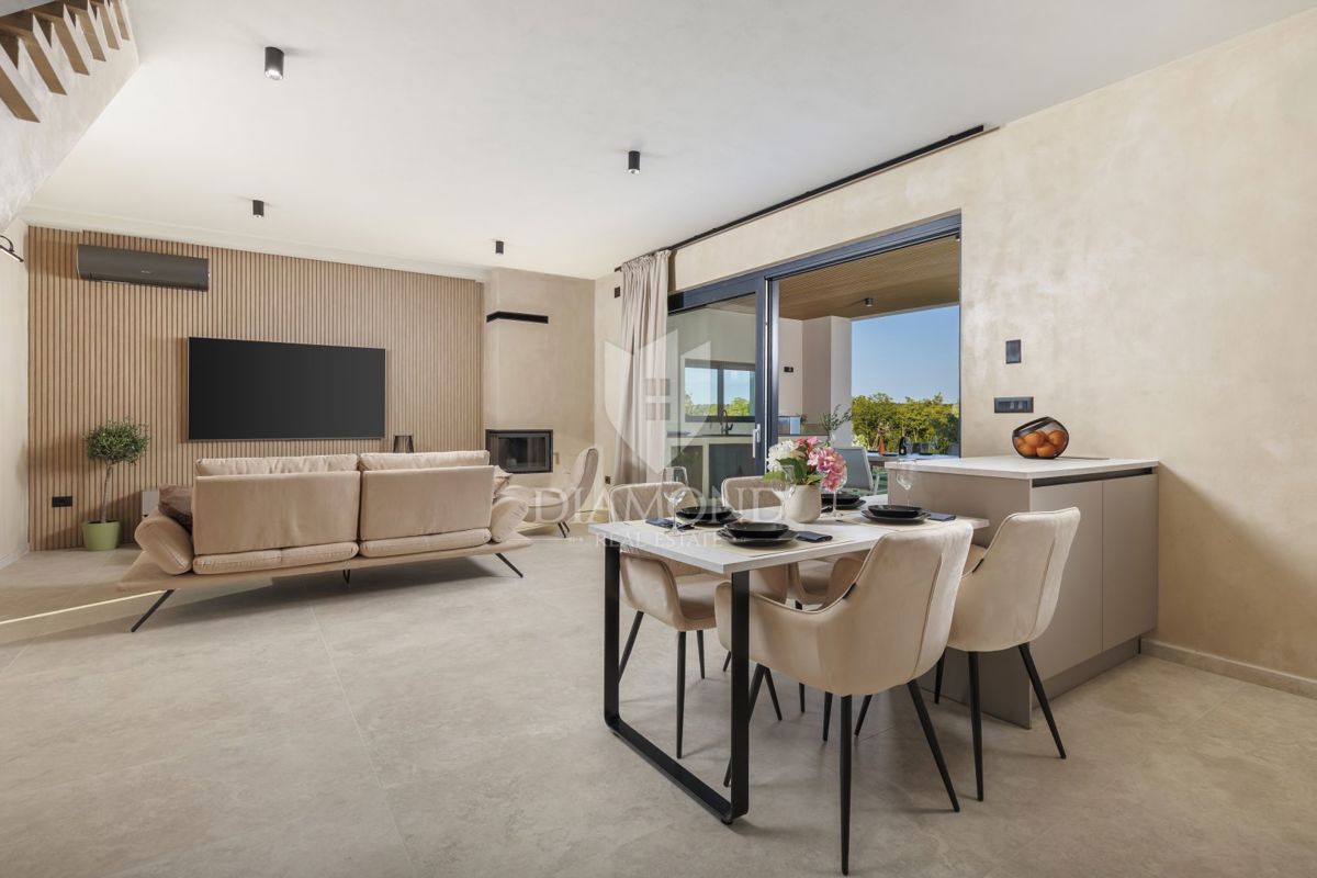 ČUDOVITA MODERNA HIŠA S PANORAMSKIM RAZGLEDOM