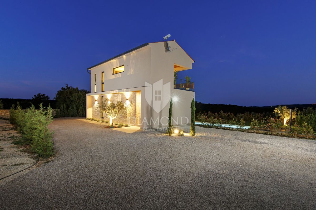 ČUDOVITA MODERNA HIŠA S PANORAMSKIM RAZGLEDOM