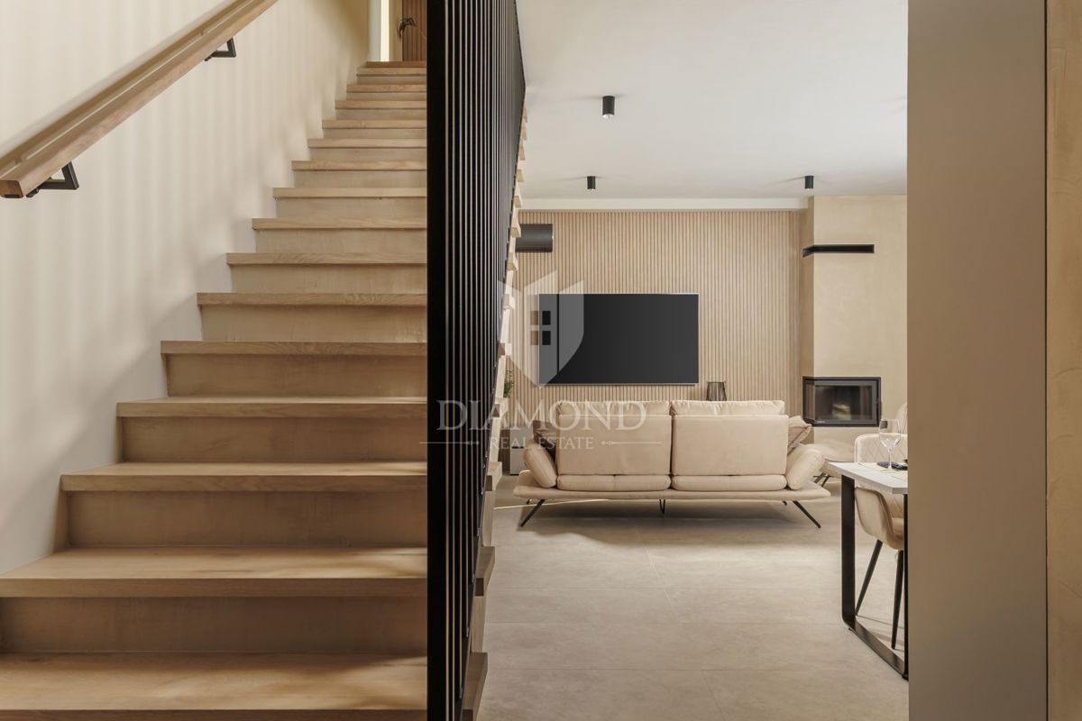 ČUDOVITA MODERNA HIŠA S PANORAMSKIM RAZGLEDOM