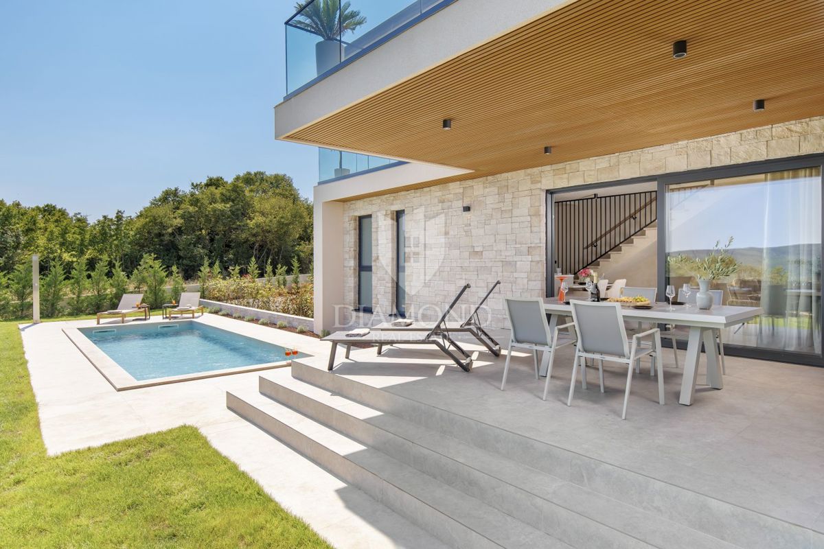 ČUDOVITA MODERNA HIŠA S PANORAMSKIM RAZGLEDOM