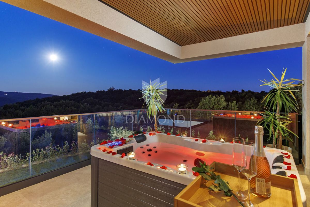 ČUDOVITA MODERNA HIŠA S PANORAMSKIM RAZGLEDOM