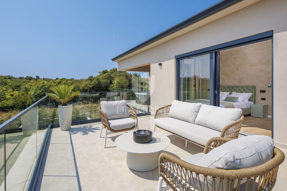 ČUDOVITA MODERNA HIŠA S PANORAMSKIM RAZGLEDOM