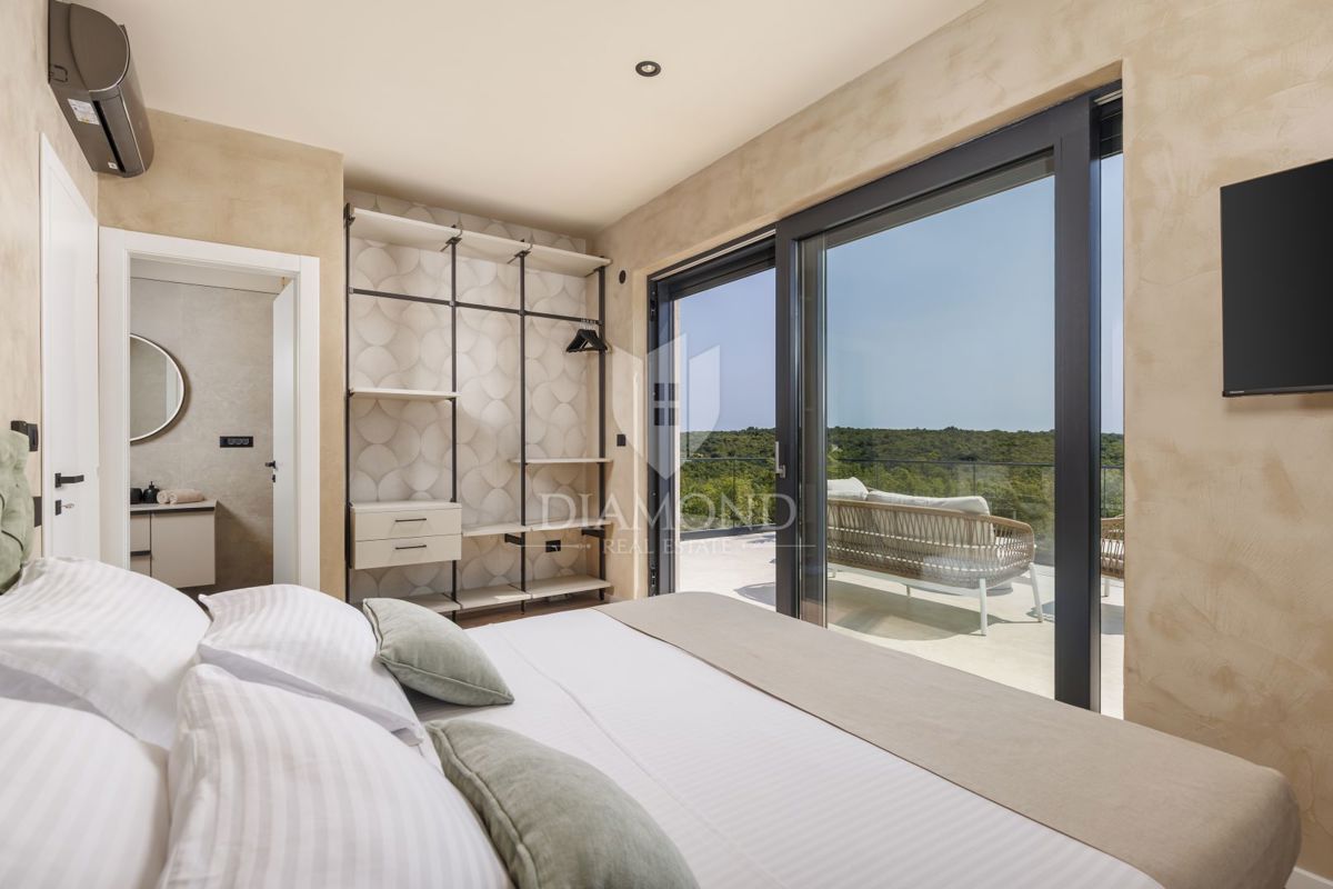 ČUDOVITA MODERNA HIŠA S PANORAMSKIM RAZGLEDOM