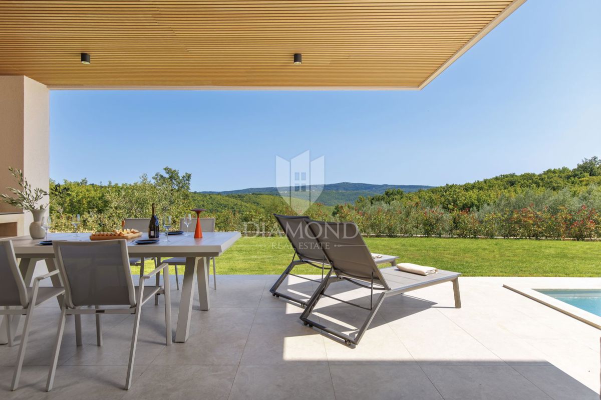 ČUDOVITA MODERNA HIŠA S PANORAMSKIM RAZGLEDOM