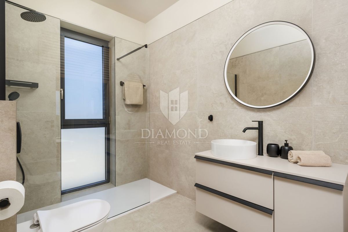 ČUDOVITA MODERNA HIŠA S PANORAMSKIM RAZGLEDOM