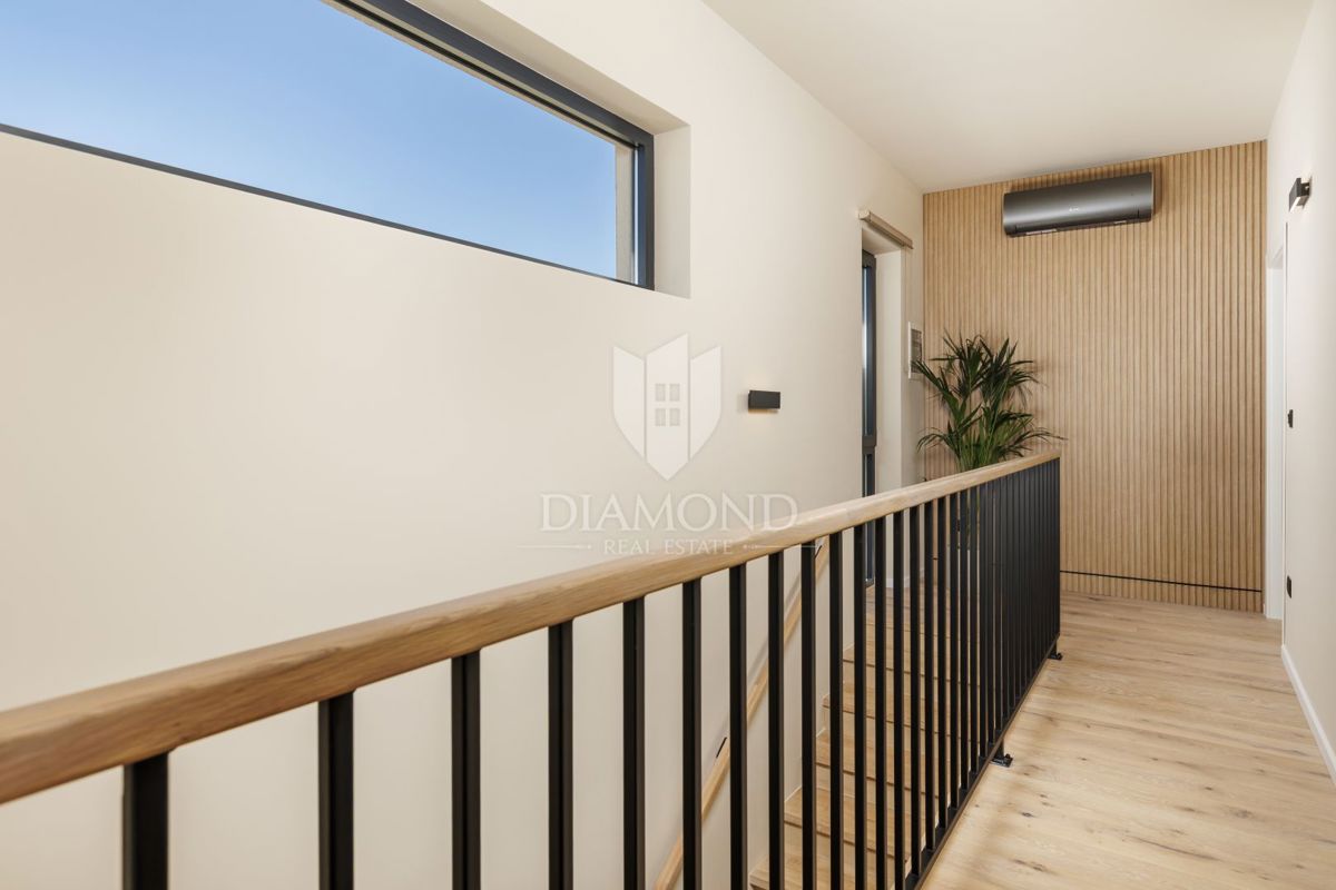 ČUDOVITA MODERNA HIŠA S PANORAMSKIM RAZGLEDOM