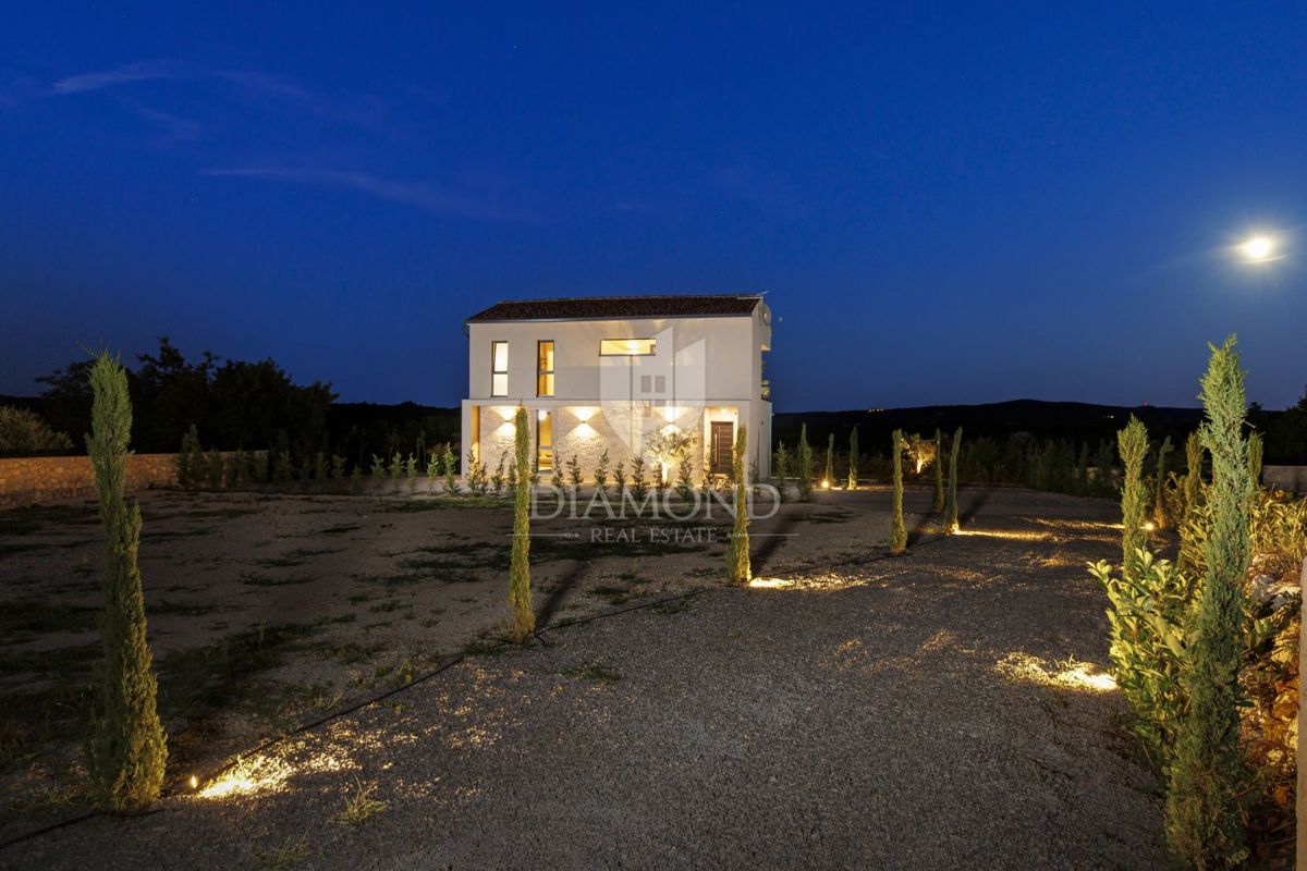 ČUDOVITA MODERNA HIŠA S PANORAMSKIM RAZGLEDOM