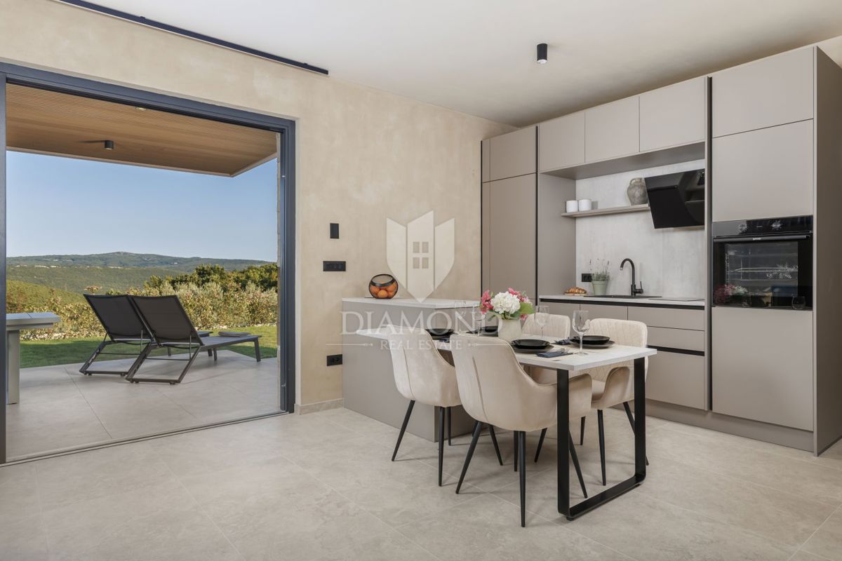 ČUDOVITA MODERNA HIŠA S PANORAMSKIM RAZGLEDOM