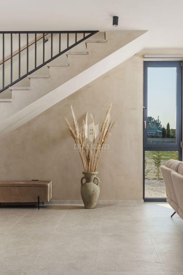 ČUDOVITA MODERNA HIŠA S PANORAMSKIM RAZGLEDOM