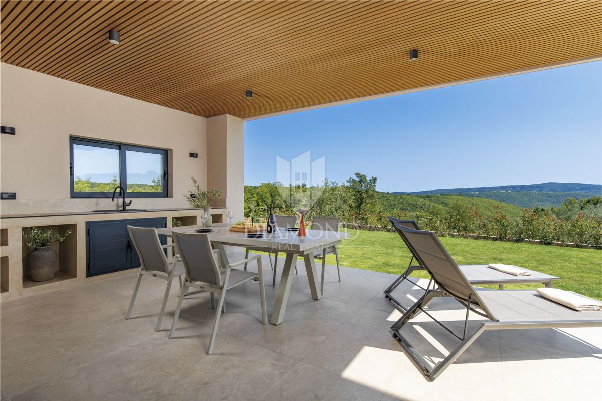 ČUDOVITA MODERNA HIŠA S PANORAMSKIM RAZGLEDOM