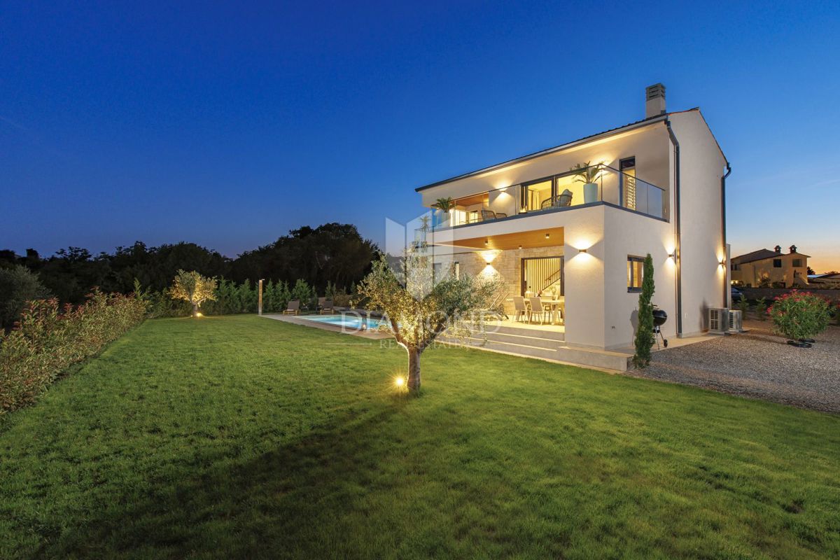 ČUDOVITA MODERNA HIŠA S PANORAMSKIM RAZGLEDOM