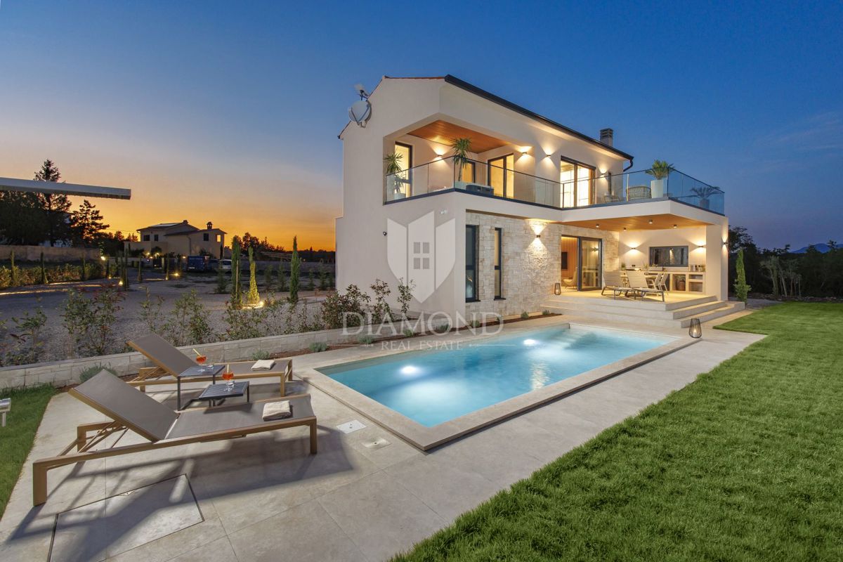 ČUDOVITA MODERNA HIŠA S PANORAMSKIM RAZGLEDOM