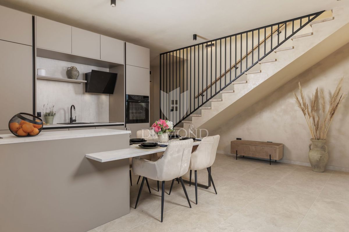 ČUDOVITA MODERNA HIŠA S PANORAMSKIM RAZGLEDOM