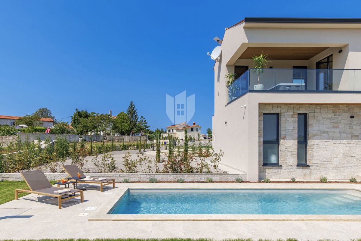 ČUDOVITA MODERNA HIŠA S PANORAMSKIM RAZGLEDOM