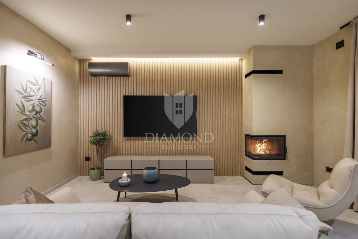 ČUDOVITA MODERNA HIŠA S PANORAMSKIM RAZGLEDOM