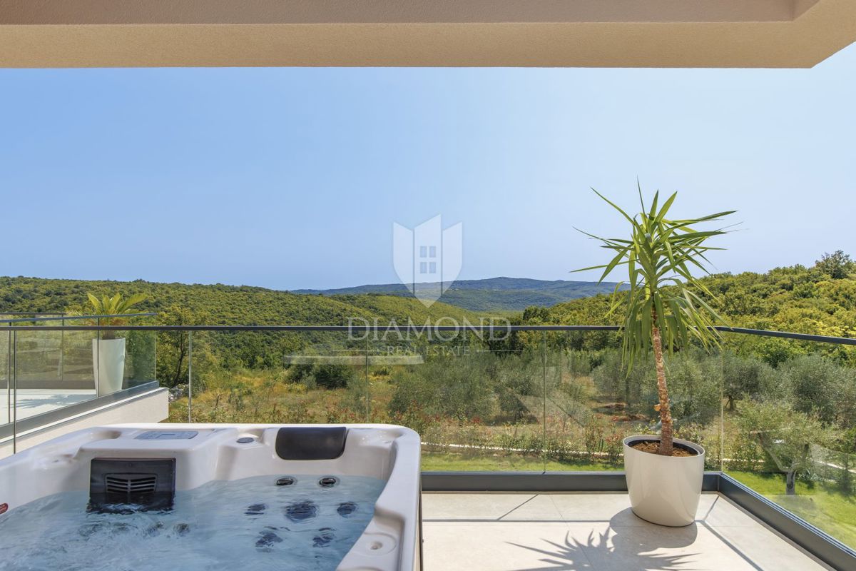 ČUDOVITA MODERNA HIŠA S PANORAMSKIM RAZGLEDOM