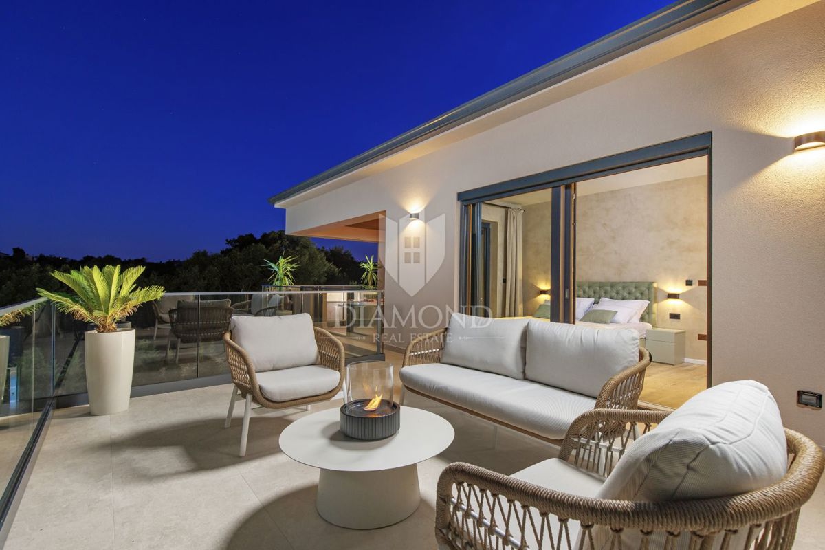 ČUDOVITA MODERNA HIŠA S PANORAMSKIM RAZGLEDOM