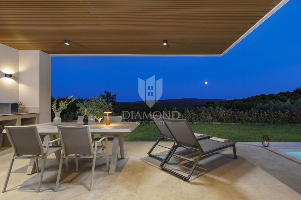 ČUDOVITA MODERNA HIŠA S PANORAMSKIM RAZGLEDOM