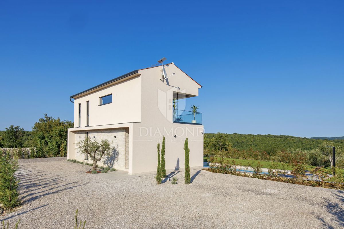 ČUDOVITA MODERNA HIŠA S PANORAMSKIM RAZGLEDOM