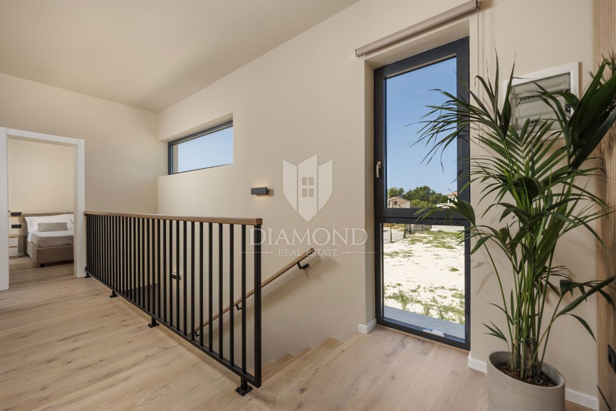 ČUDOVITA MODERNA HIŠA S PANORAMSKIM RAZGLEDOM