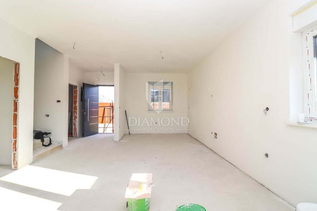 Ližnjan, moderno dupleks stanovanje z vrtom, blizu morja!