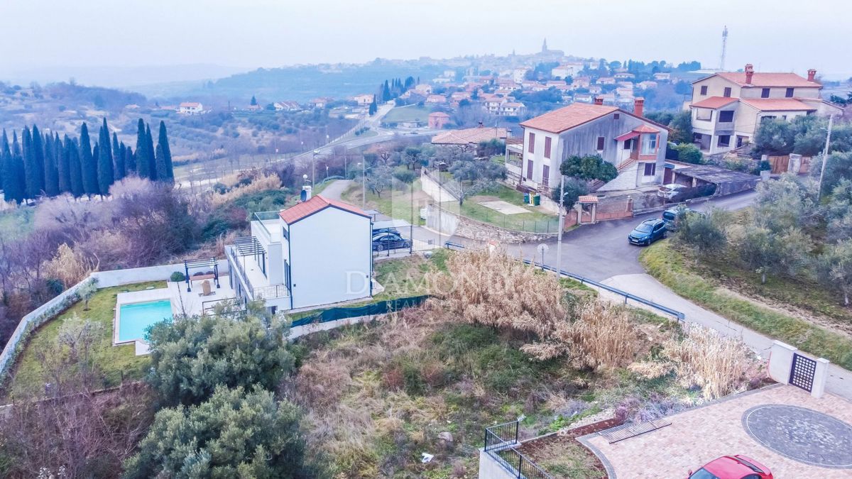 Buje, gradbeno zemljišče s panoramskim razgledom!