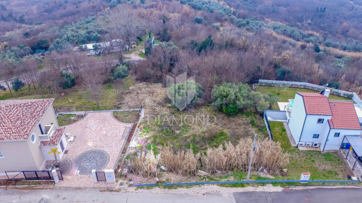 Buje, gradbeno zemljišče s panoramskim razgledom!