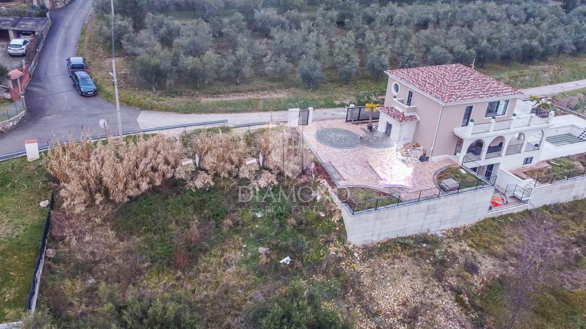 Buje, gradbeno zemljišče s panoramskim razgledom!