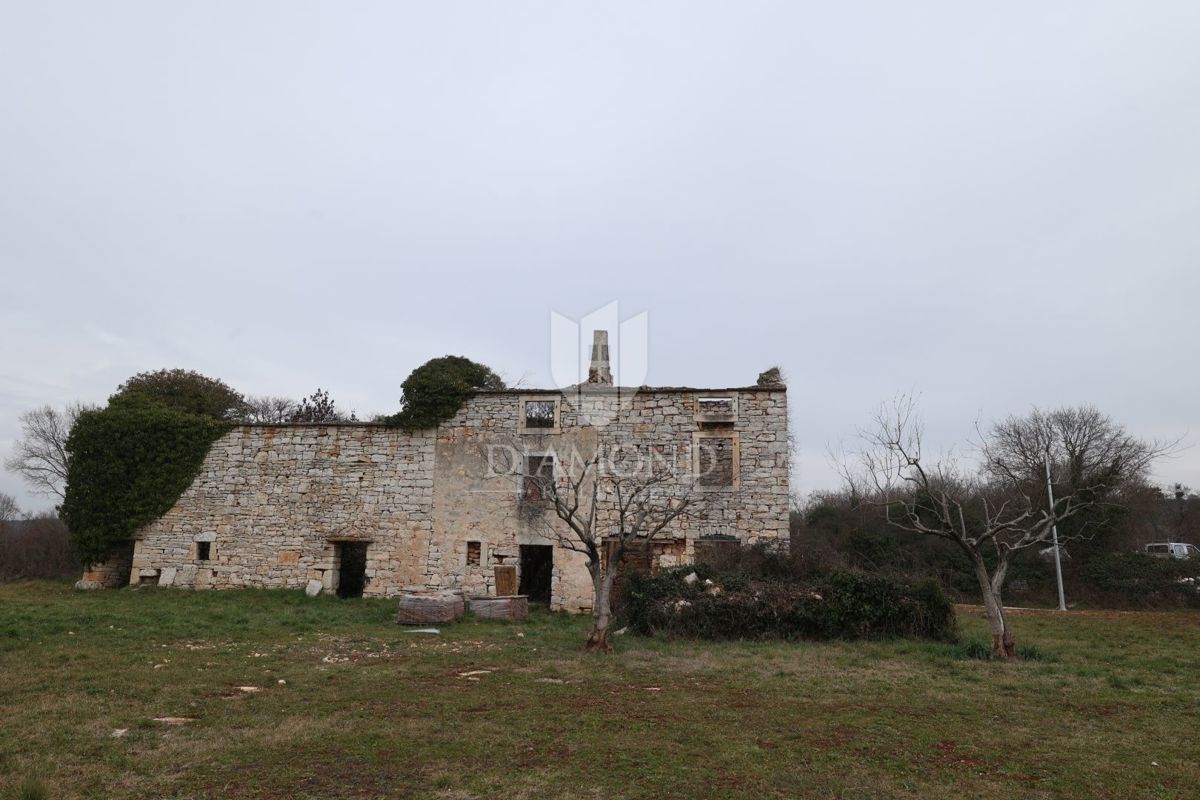 Bale, ruševna kuća s dvorištem, građevinska dozvola