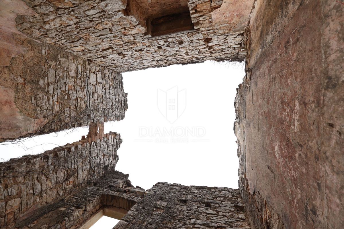 Bale, ruševna kuća s dvorištem, građevinska dozvola