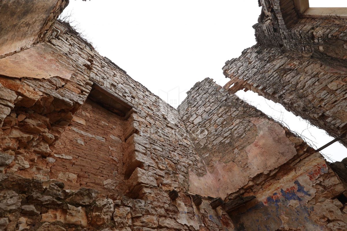 Bale, ruševna kuća s dvorištem, građevinska dozvola