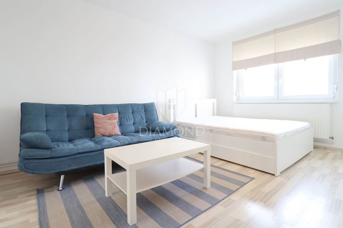 Zagreb Britanski trg, garsonjera s parkingom!