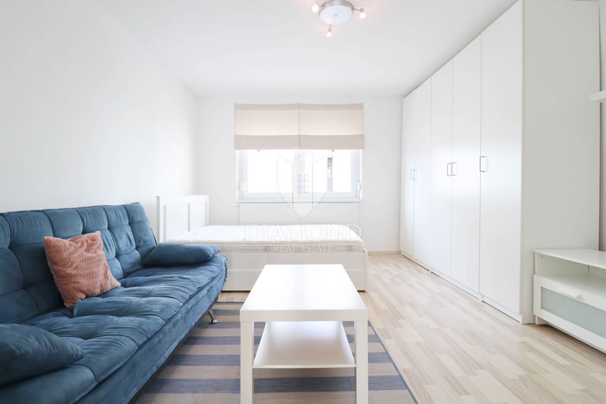 Zagreb Britanski trg, garsonjera s parkingom!