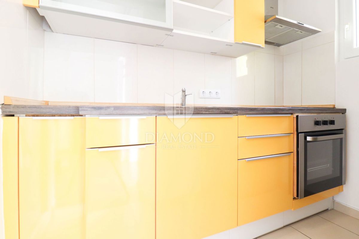 Zagreb Britanski trg, garsonjera s parkingom!