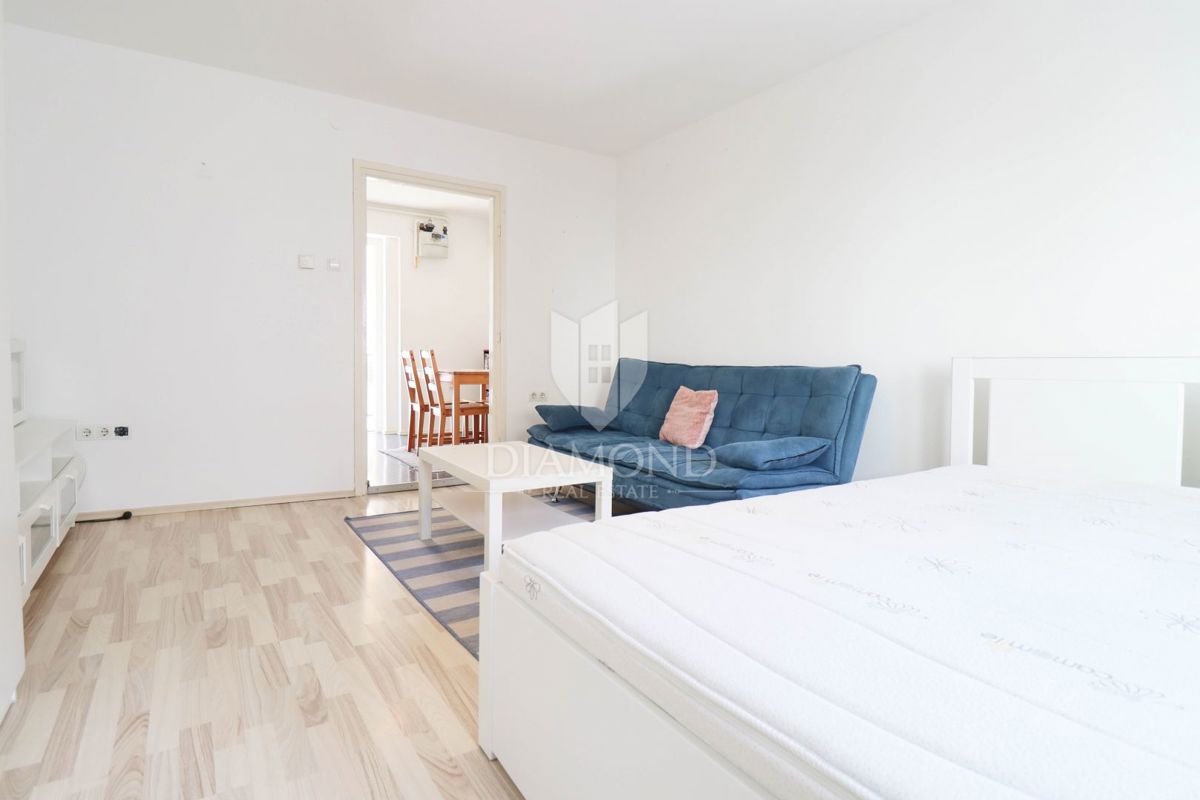 Zagreb Britanski trg, garsonjera s parkingom!