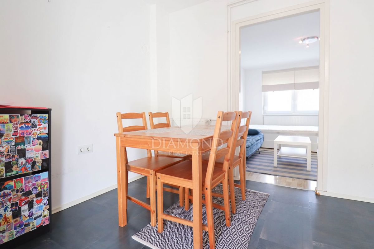 Zagreb Britanski trg, garsonjera s parkingom!