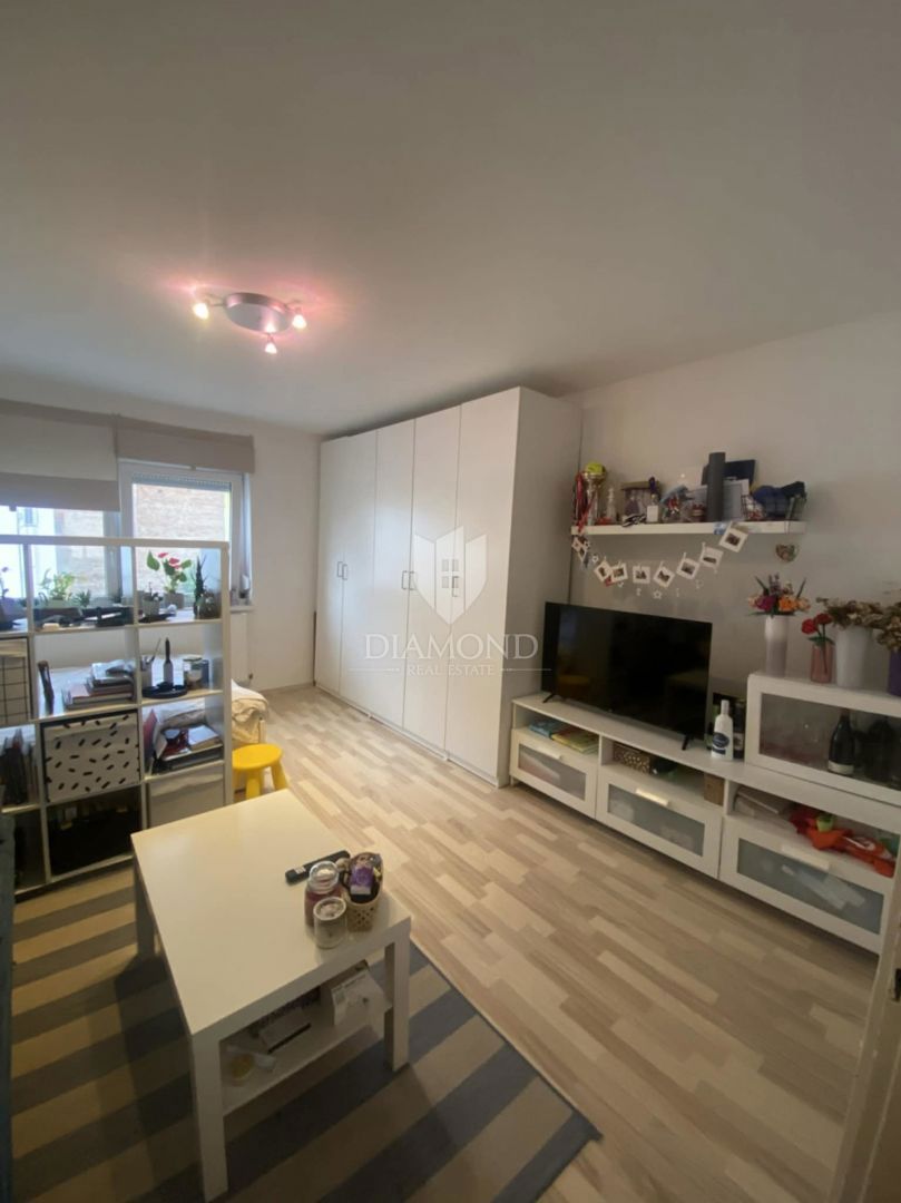 Zagreb Britanski trg, garsonjera s parkingom!