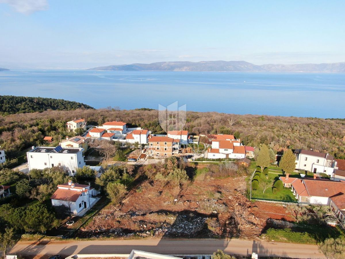 Privlačno gradbeno zemljišče s pogledom na morje