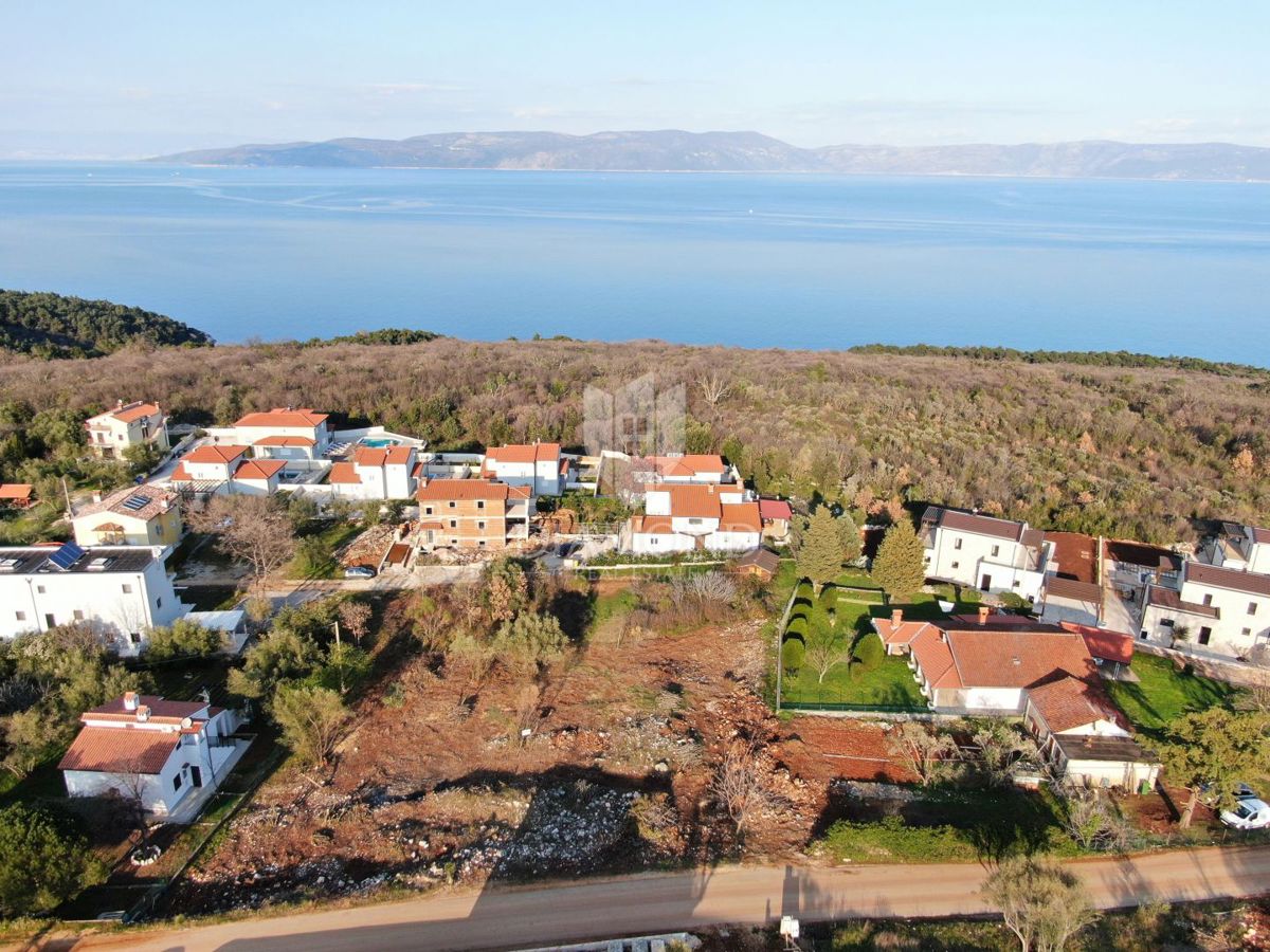 Privlačno gradbeno zemljišče s pogledom na morje