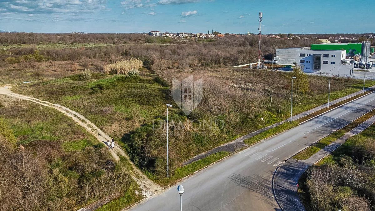 Poreč, prostorno zemljišče za komercialne namene